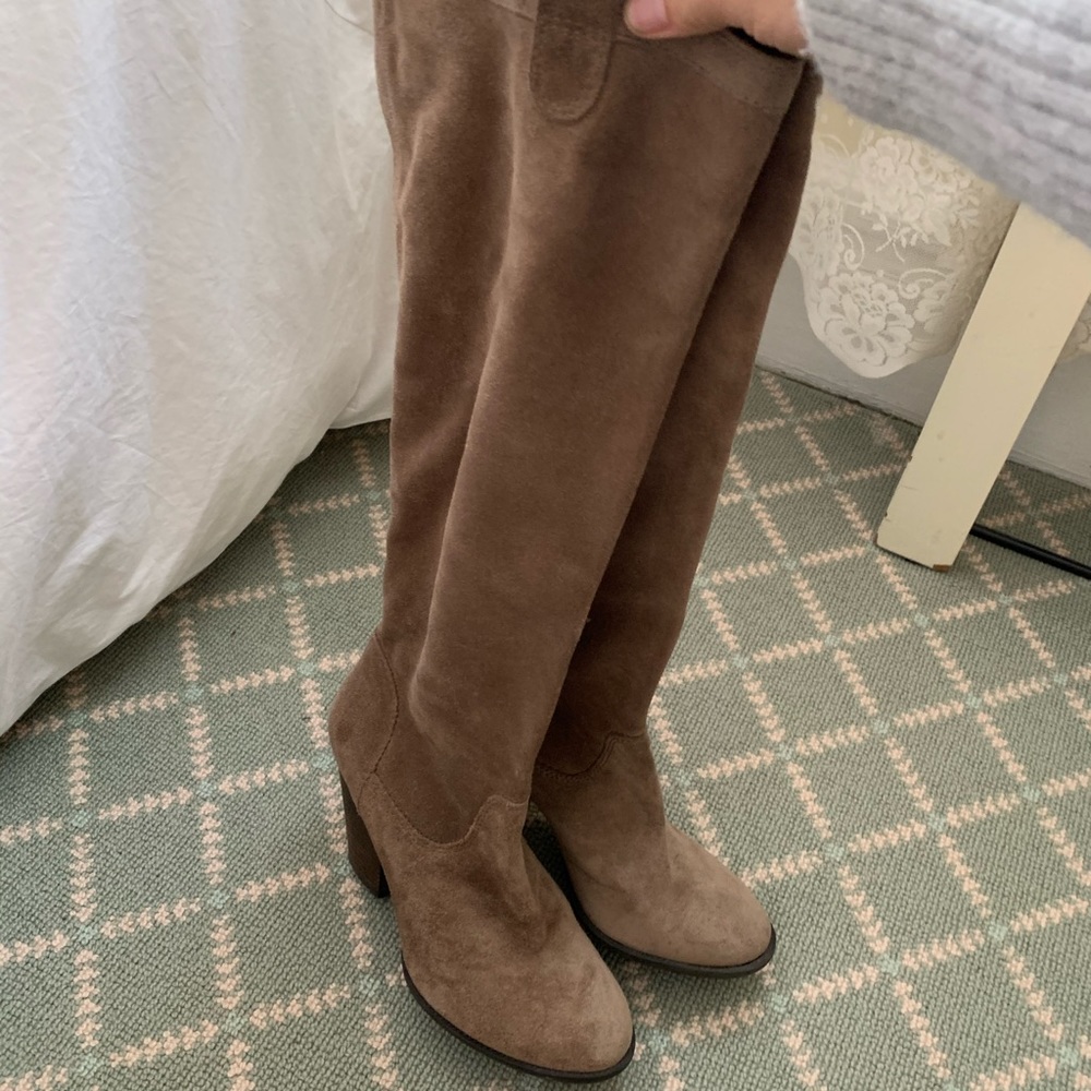 Vince camuto size 6 tan suede heeled boots